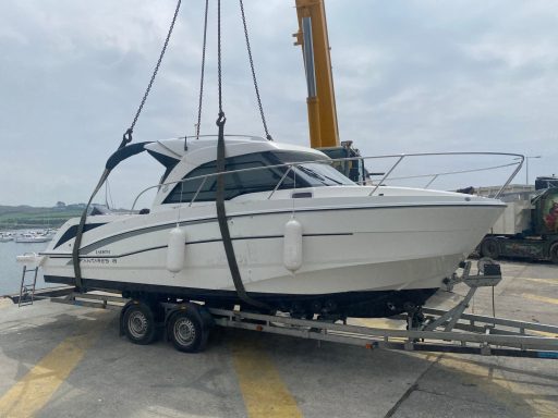 Grutage et chargement d'un bateau sur remorque 