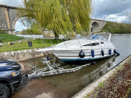 Sortie d'eau d'un bateau avec remorque 